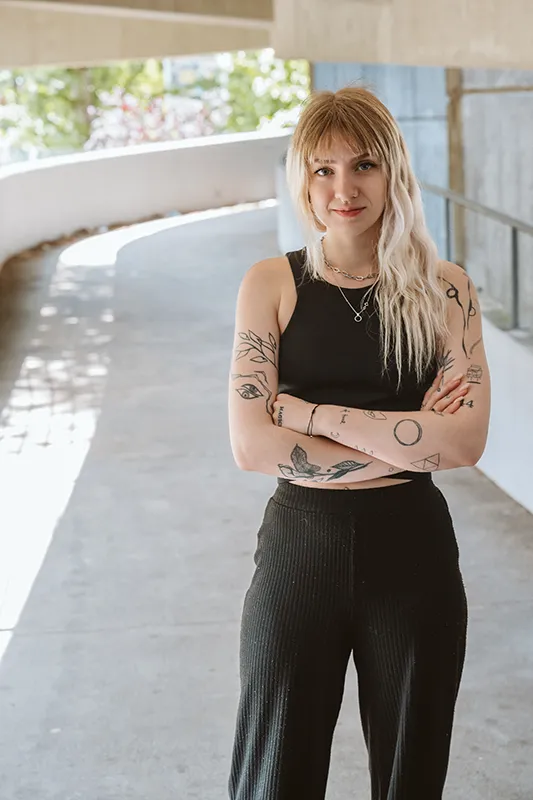 Frau in der Auffahrt zum Parkdeck