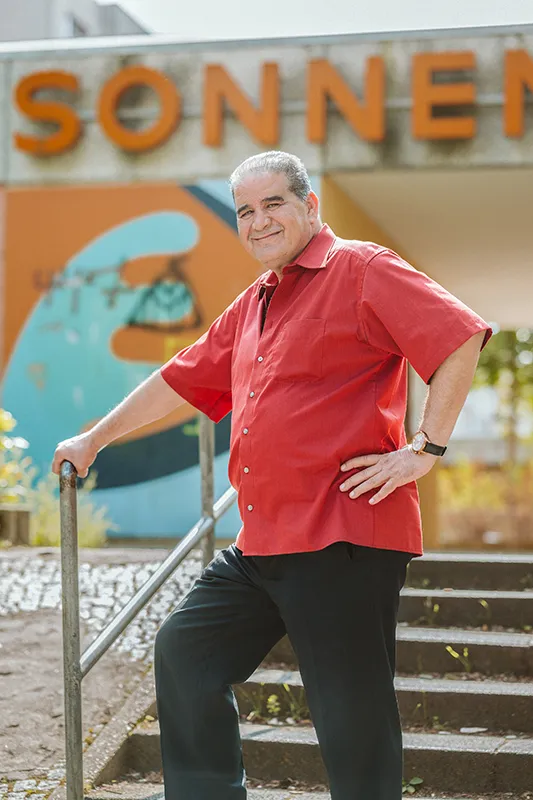 Mann steht auf einer Treppe