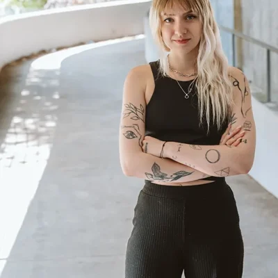 FKM_8783 Frau in der Auffahrt zum Parkdeck